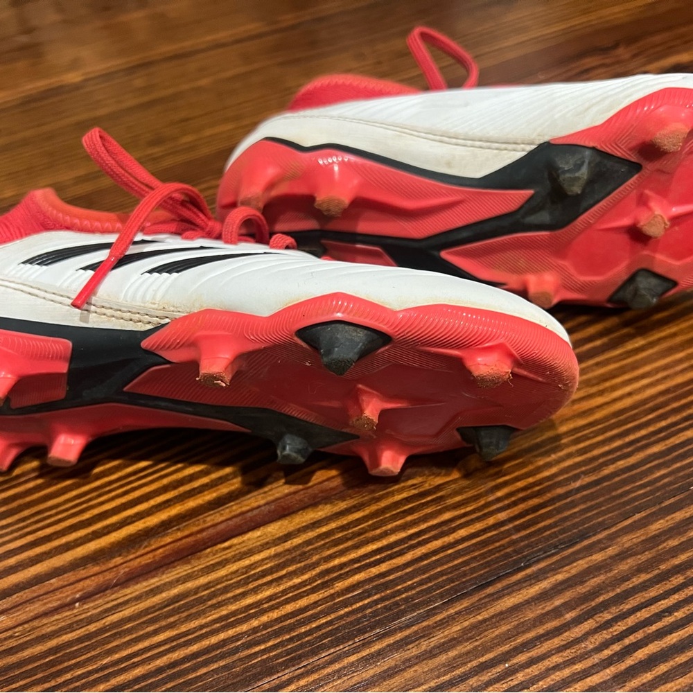 Girls cleats size 1 - Picture 3 of 4